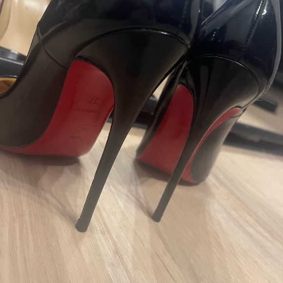 Size 6 authentic LOUBOUTIN red bottoms. - Picture 2 of 6